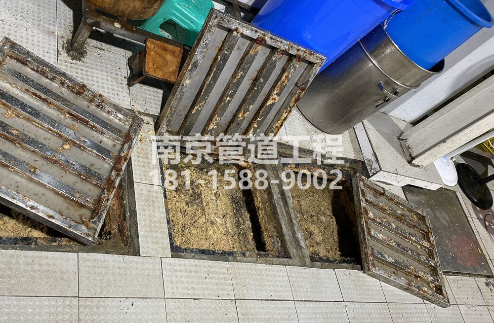 278商场城管中队食堂隔油池清理